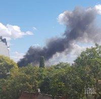 ПЪРВО В ПИК TV! Пожар до Централна гара, стеле се гъст черен дим (СНИМКИ/ОБНОВЕНА)