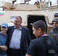 Министър Каракачанов качи деца на танкове (СНИМКИ)
