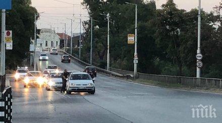 дърво стовари автомобил карловска снимка