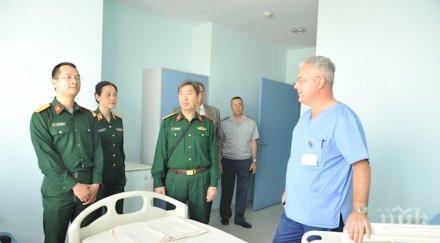 обучаваме виетнамски военни лекари снимки