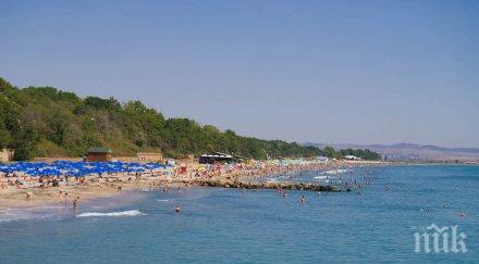 бургазлии опънаха лятото плажната ивица пука шевовете термометърът удари градуса снимки