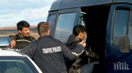 луд екшън приморско каналджията христо хукна избяга ченгетата бус натъпкан бежанци