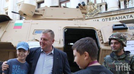 министър каракачанов качи деца танкове снимки