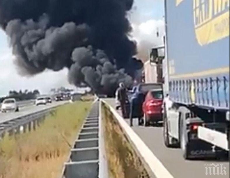 Два тира изгоряха напълно на Тракия! Пътник пострада сериозно