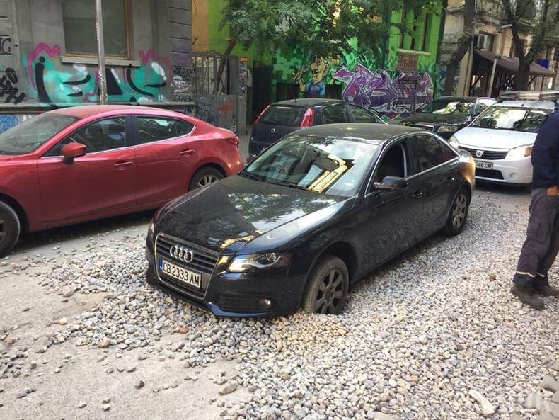 САМО В ПИК! Кола пропадна в центъра на София (СНИМКИ)