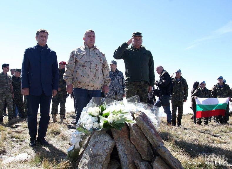 Министър Каракачанов и почетни генерали отдадоха почит за загиналите на връх Каймакчалан (ВИДЕО/СНИМКИ)