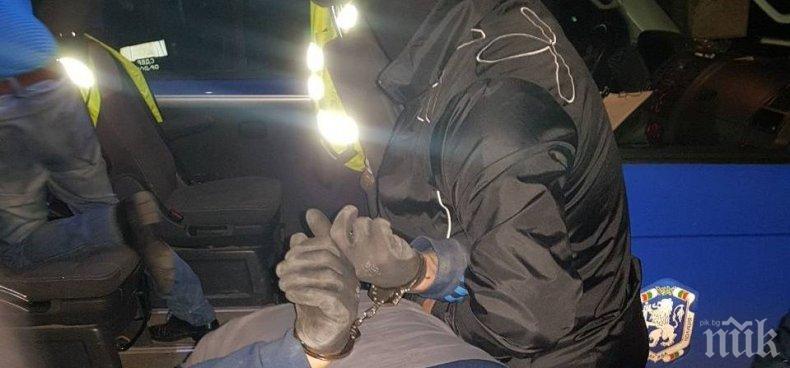 ЛУД ЕКШЪН! Ченгета спипаха автоджамбазин след гонка в Студентски град, съучастникът му потроши с колата си патрулките (СНИМКИ)