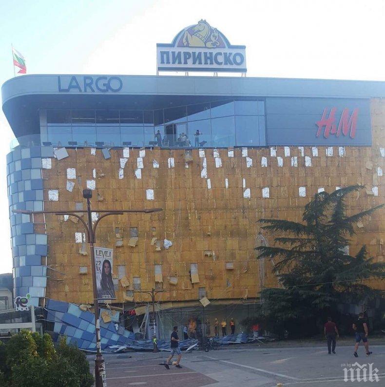 ИЗВЪНРЕДНО! Срути се фасадата на МОЛ “Ларго” в Благоевград, пожарникари и лекари търсят ранени (СНИМКИ)
