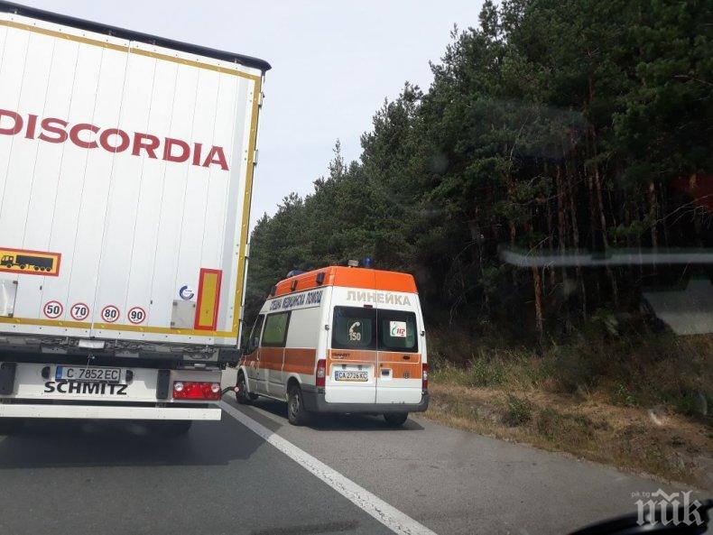 Мъж загина на пътя Кюстендил-София след удар в ТИР
