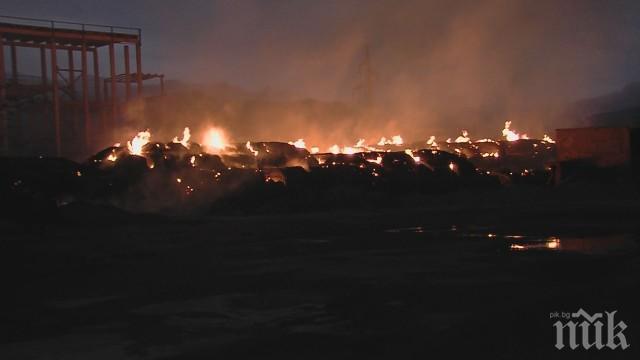 ЕКСКЛУЗИВНО ЗА ПОЖАРИТЕ! Изгорели 4 складови помещения край ТЕЦ-Сливен, страшен вятър разпространил пламъците (СНИМКИ)
