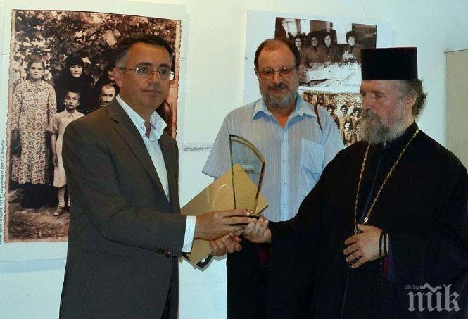 НОВО АМПЛОА! Отец Гарена издаде албум с 11 народни песни и... един цигански шлагер 