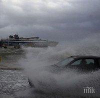 След циклона „Зорбас“! Наводнени градове и преливане на реки в Пелопонес