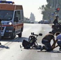 ДОКОГА?! Джигитка помете бебе в количка на пешеходна пътека