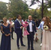 ЩУРА СВАТБА! Младоженец и кум тръгнаха с рикша по улиците на Пловдив (СНИМКИ)