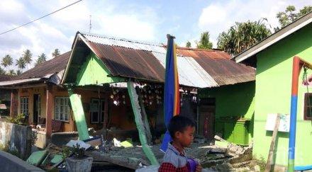 ужасяващо жертви стотици ранени ударения цунами индонезийски град палу