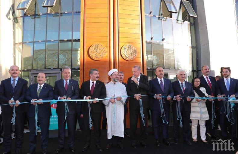 Въпреки протестите: Ердоган откри джамия в Кьолн (СНИМКИ)