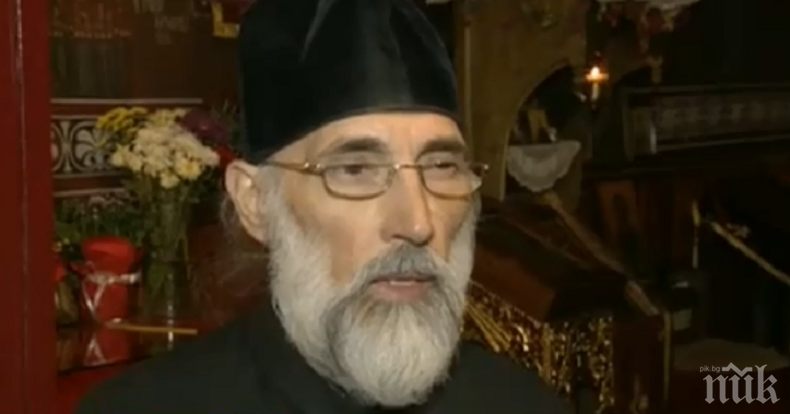 Строеж напука стените на църквата в Дървеница