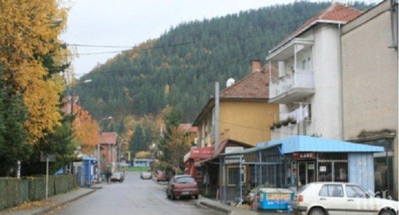 ОТМЪЩЕНИЕ! Стреляха срещу заведението, в което Хашим Тачи пи кафе