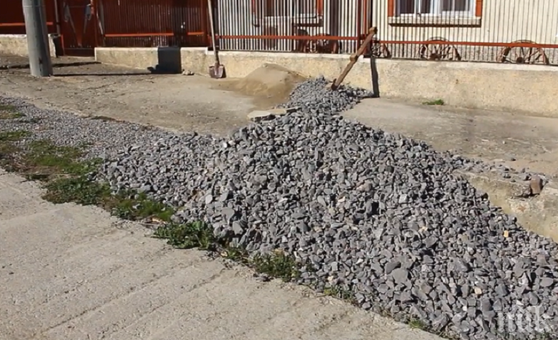 ЗА ПРИМЕР! Йордан и синовете му ремонтират улица... сами
