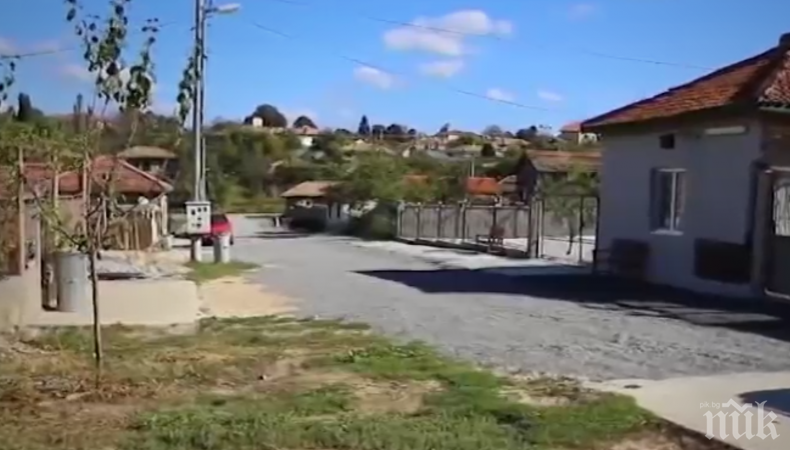 ЗА ПРИМЕР! Ромско семейство само ремонтира улицата си