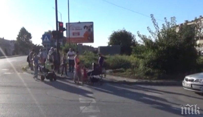 В Силистра излязоха на протест заради липса на тротоар на натоварена улица