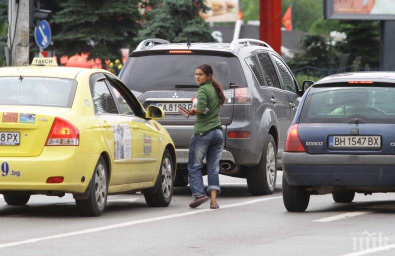 НОВИ ПРАВИЛА: Солени глоби за миячите на автостъкла и уличните музиканти
