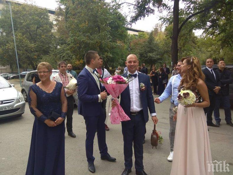 ЩУРА СВАТБА! Младоженец и кум тръгнаха с рикша по улиците на Пловдив (СНИМКИ)