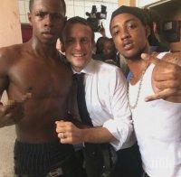 Скандал с Макрон! Снима се с младеж, който показва неприличен жест