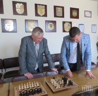 Илиан Тодоров и Анатолий Карпов играха шах и подписаха споразумение (СНИМКИ)