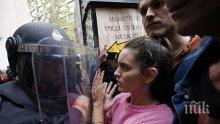 Безредици и сблъсъци между протестиращи и полиция белязаха годишнината от референдума в Барселона