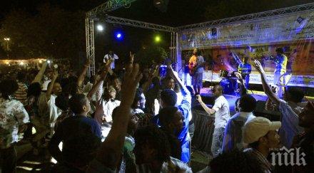 трагедия судан мъж хвърли граната нощен клуб загинаха души