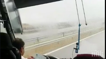 тотално безхаберие шофьор автобус пише протоколи бърка носа магистралата докато вози души видео