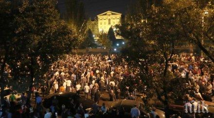 стотици хиляди протестират тирана