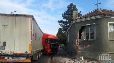 неканен гост тираджия заспа волана влезе камиона къща