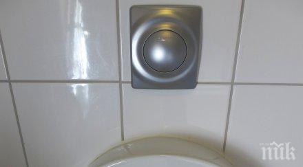 една шеста мъжете мият ръцете тоалетна офиса