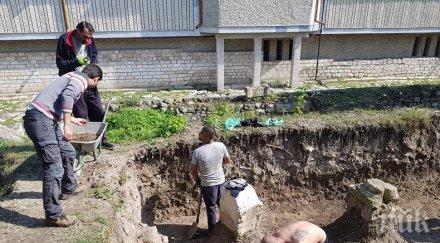 ново амплоа пандизчии копаят археологически разкопки