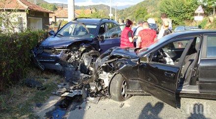 две коли размазаха пътя симитли банско трима ранени