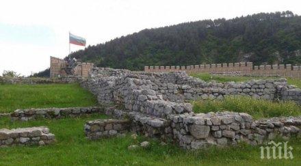 дейли мейл подигравателна статия българските замъци изглеждат направени сирене картон