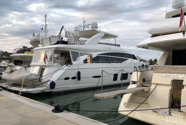 БАРОВЕЦ! Бургаски милионер събра погледите с най-хубавата яхта в тузарския гръцки курорт Сани резорт (СНИМКИ)