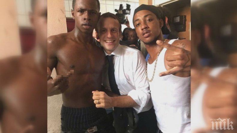 Скандал с Макрон! Снима се с младеж, който показва неприличен жест