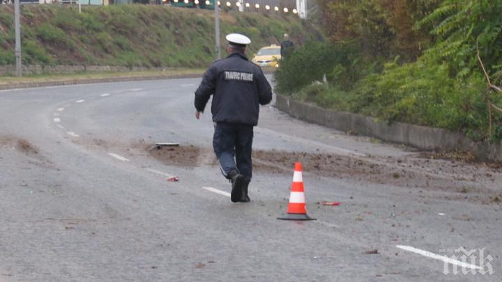 Тежко меле! Патрулка връхлетя хора на пътя, има загинал и ранени
