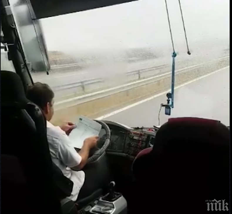 ТОТАЛНО БЕЗХАБЕРИЕ! Шофьор на автобус си пише протоколи и си бърка в носа на магистралата, докато вози 60 души (ВИДЕО)