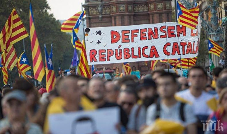 Протестиращите в Барселона са преодолели защитно ограждение близо до сградата на парламента на Каталуния