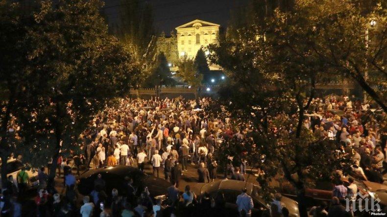 Стотици хиляди протестират в Тирана 