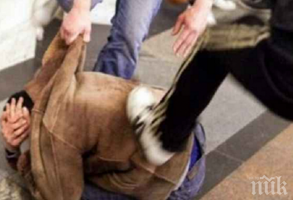 Брутална агресия! Цигани нападнаха старец, направил им забележка, че крадат