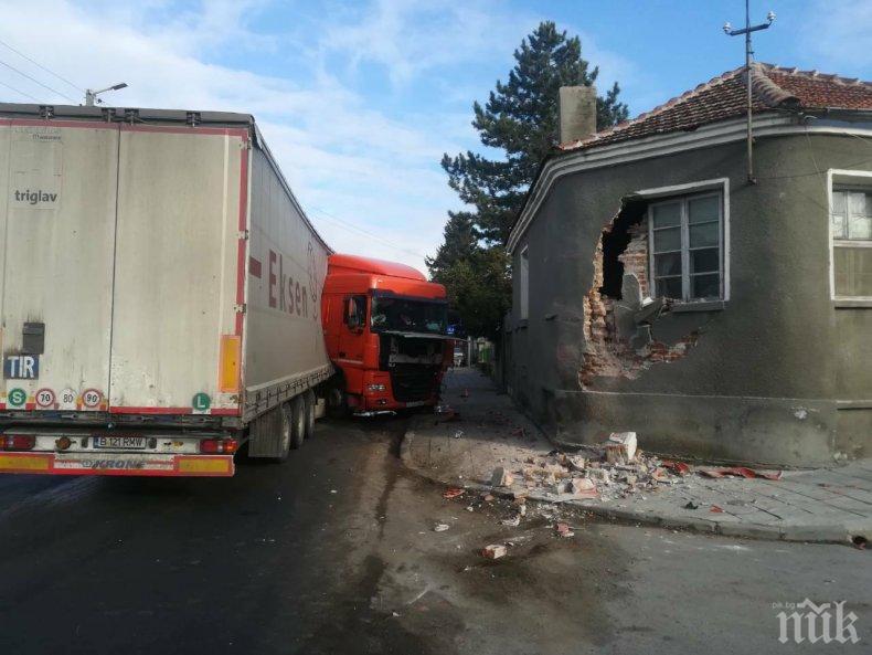 Турски камион се вряза в къща във Врачанско