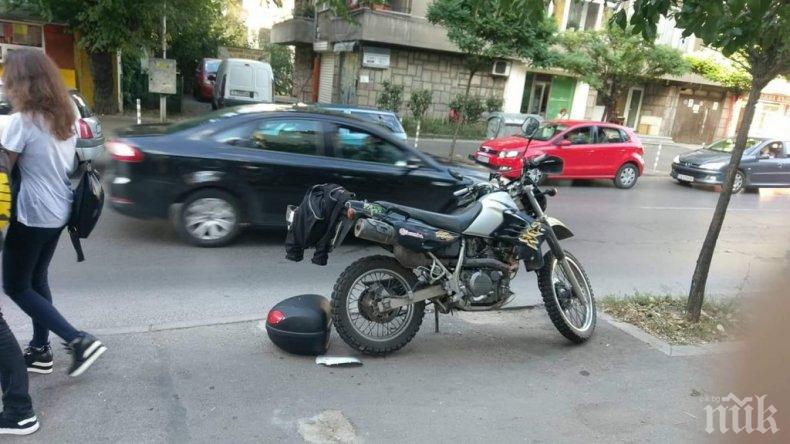 Моторист блъсна пешеходец в центъра на София