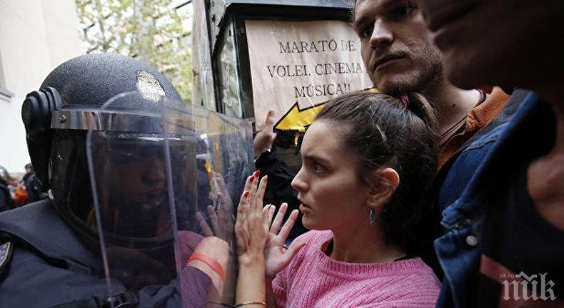 Безредици и сблъсъци между протестиращи и полиция белязаха годишнината от референдума в Барселона