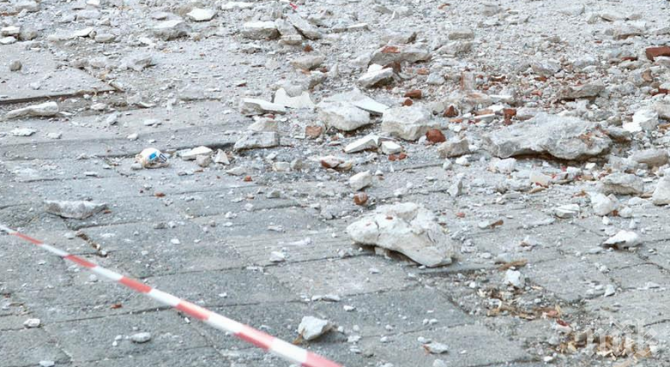 Мазилка на поликлиника падна и рани случаен минувач