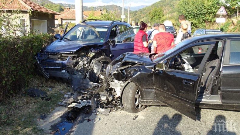 Две коли се размазаха на пътя Симитли-Банско, трима са ранени